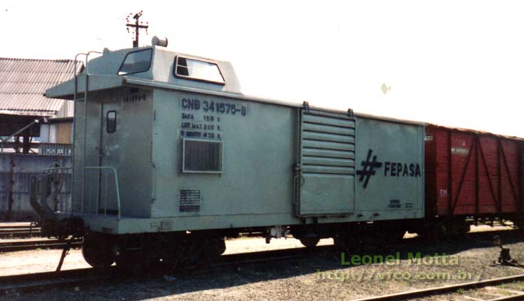 Vagão caboose CNB 341575-9 - lateral direita e varanda posterior