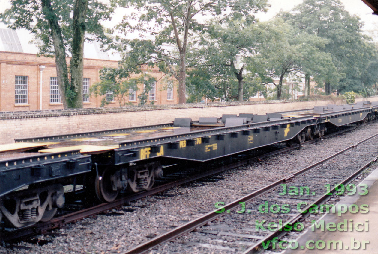 Vagões prancha PES do Rodotrem, fotografados na estação de São José dos Campos, em 1992
