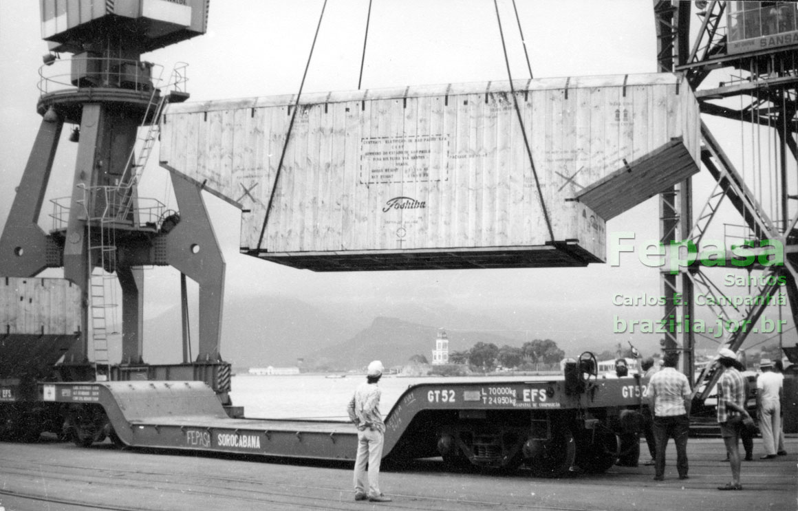 Vagão prancha rebaixado GT-52 no porto de Santos, recebendo equipamento de grande porte para a UHE de Ilha Solteira