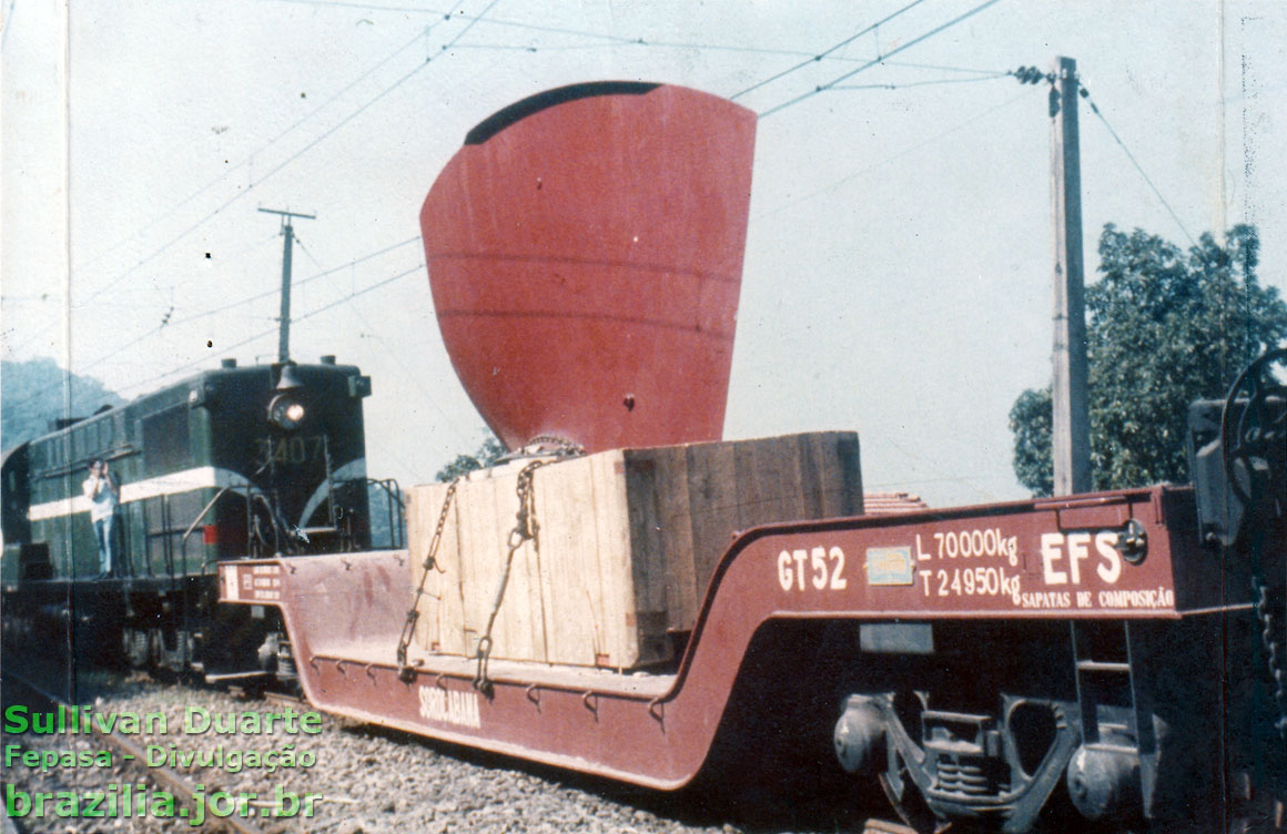 Vagão prancha rebaixado GT-52 da EFS - Estrada de Ferro Sorocabana puxado pela locomotiva Baldwin AS-616E já na pintura azul da Fepasa, transportando uma peça de grande altura
