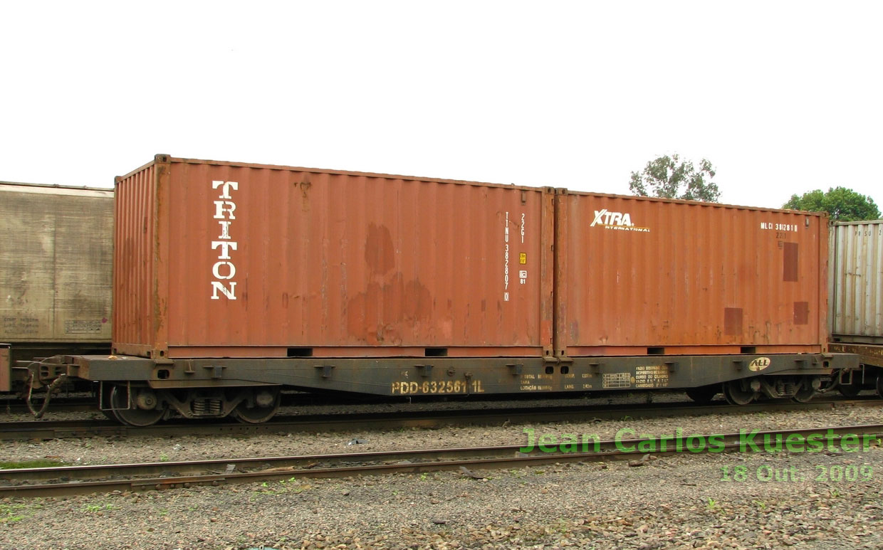 Vagão prancha PDD 632561-1L da ALL, sem bainhas (fueiros), para transporte de containers