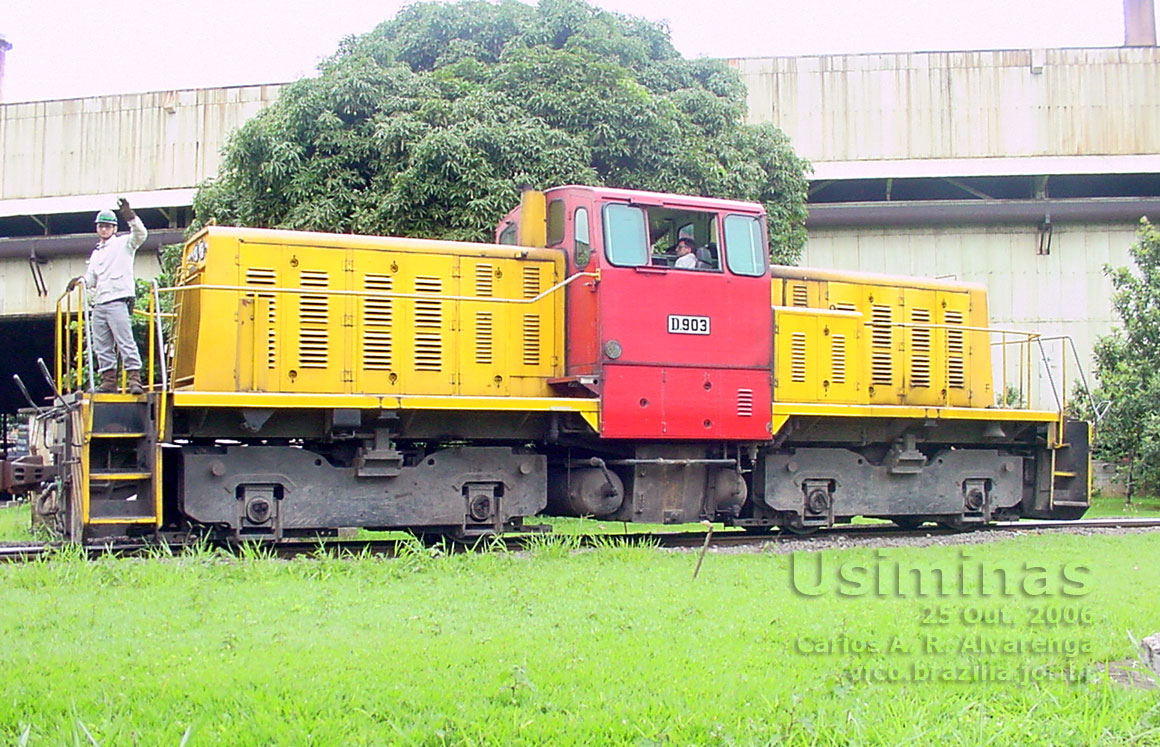 Vista lateral da locomotiva diesel-elétrica D903 da Usiminas