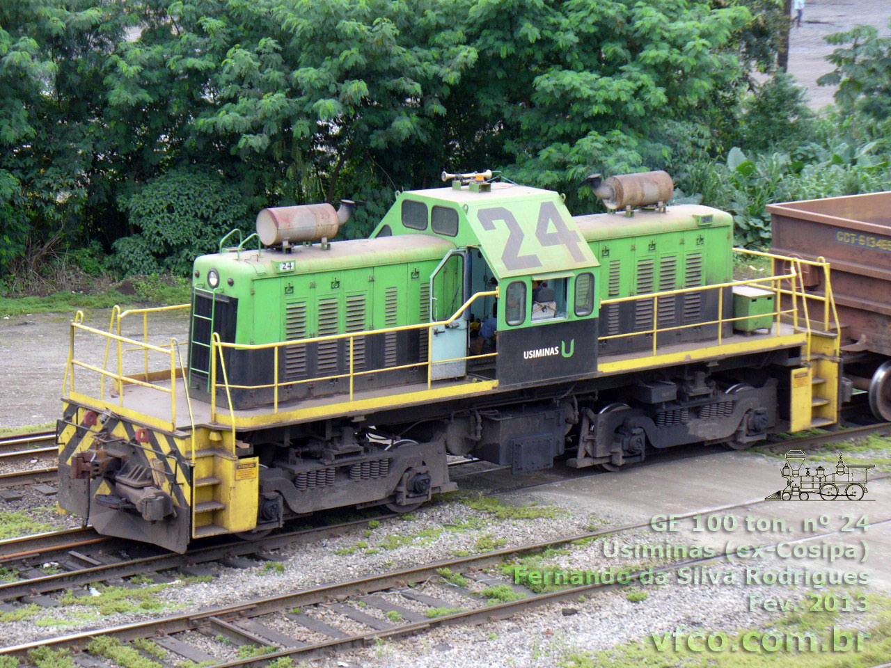 Locomotiva manobreira GE 100 toneladas nº 24 da Usiminas Cubatão (ex-Cosipa) no novo padrão de pintura da siderúrgica
