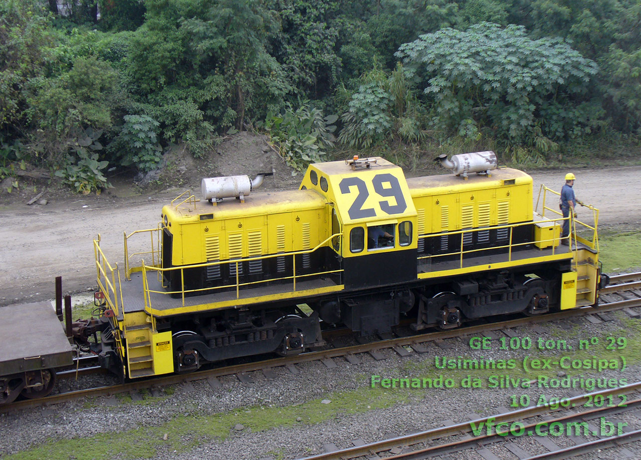 Locomotiva GE 100 ton da Usiminas Cubatão (ex-Cosipa) no novo esquema de pintura, ainda sem inscrições e logomarca na lateral da cabine, em 2012