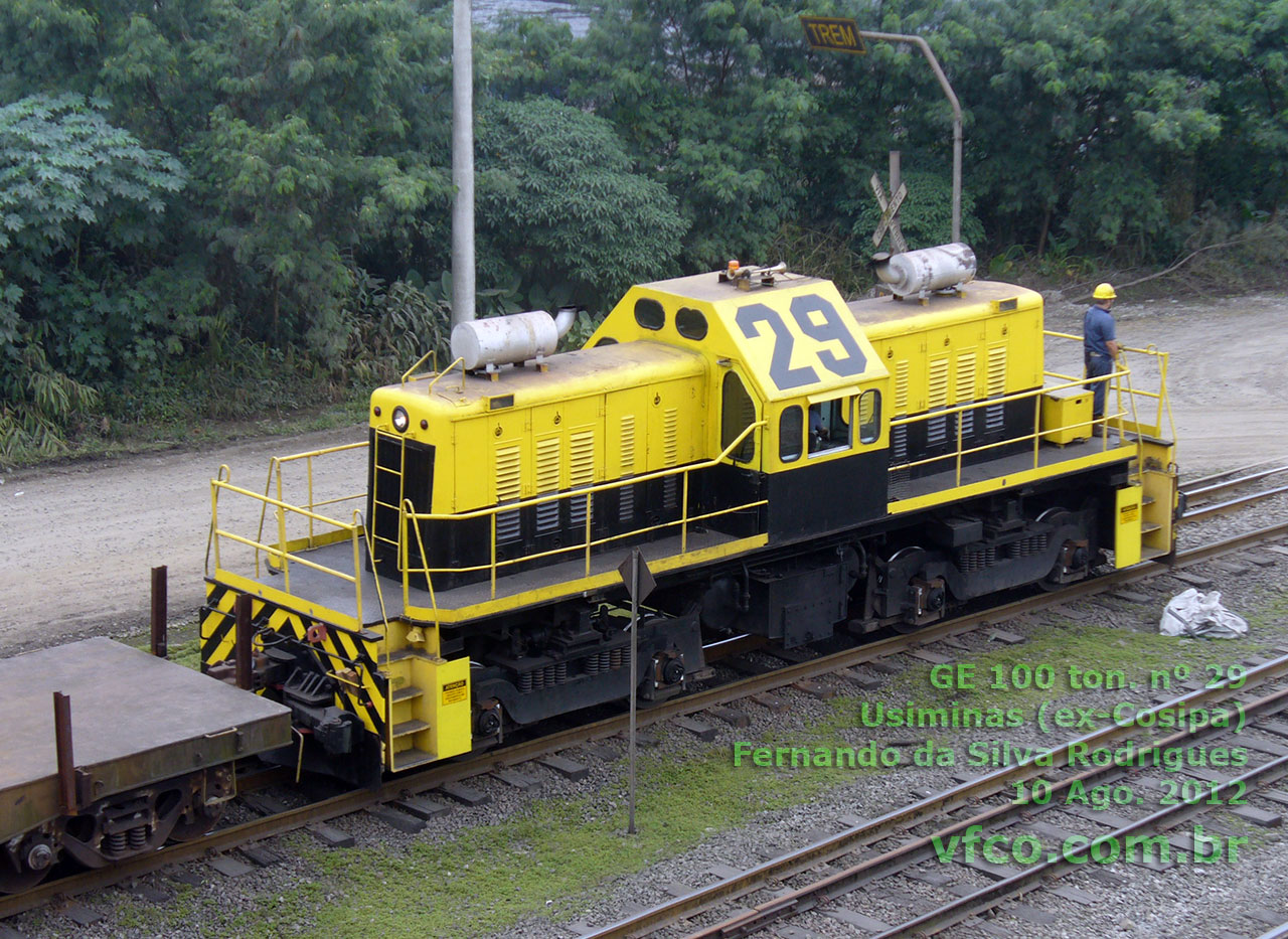 Locomotiva GE 100 ton da Usiminas Cubatão (ex-Cosipa) no novo esquema de pintura, ainda sem inscrições e logomarca na lateral da cabine, em 2012